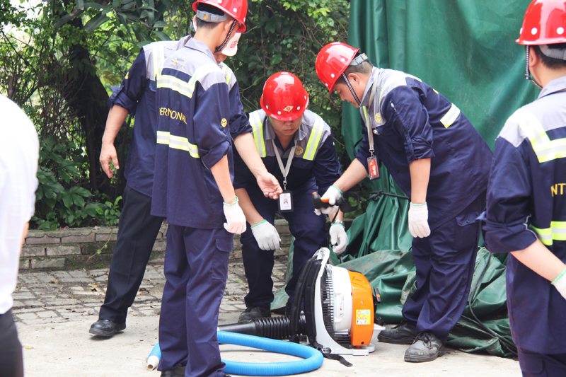 深圳海事局领导对我宝裕防污设备库进行检查指导工作